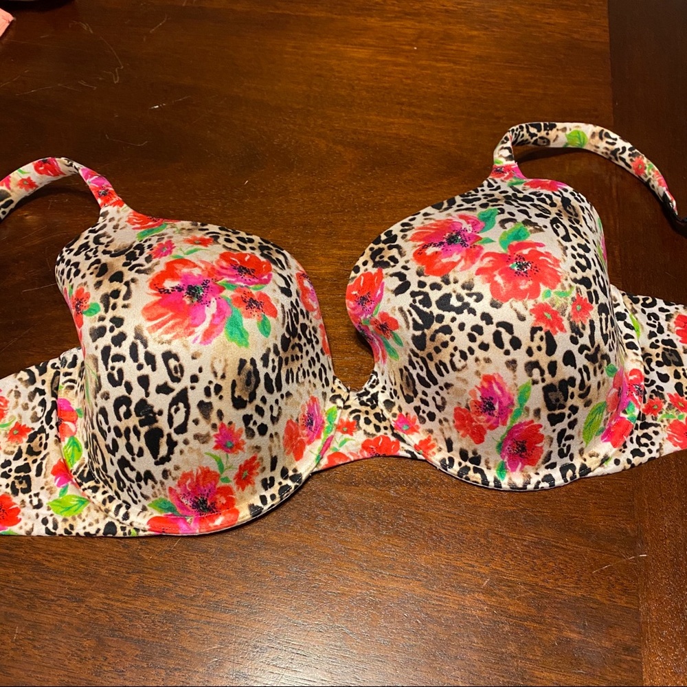Victoria’s Secret lightly lined bra